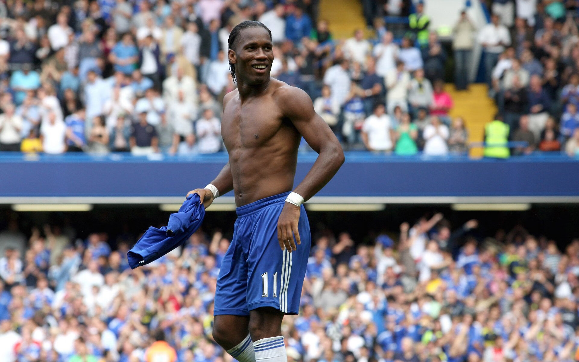 空中瑜伽团体表演赛 吊床与绳索共同构成舞台